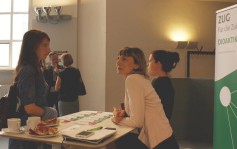 Bei kleinen Snacks und Getränken informieren sich Dr. Regina Schwab und Katrin Fleischmann am Infostand des ZUG-Teams (Foto: Stanislava Kirschner) Bei kleinen Snacks und Getränken informieren sich Dr. Regina Schwab und Katrin Fleischmann am Infostand des ZUG-Teams (Foto: Stanislava Kirschner)