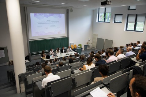 Fachlicher Austausch während einer Podiumsdiskussion zum Thema Augmented Reality (Foto: Alexander Reichert)