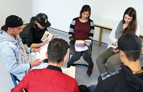 Eine Gruppe von Jugendlichen in einer Lesegruppe des KonTEXT Projekts (Foto: Damir Kis)