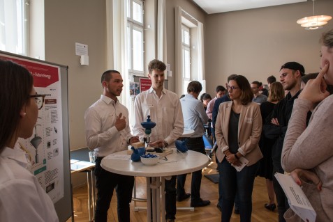Der Prototyp funktioniert: Studierende präsentieren ihre Lösung, wie Wartende zukünftig Strom für ihr Smartphone erzeugen (Foto: Alessandro Bongiorno)