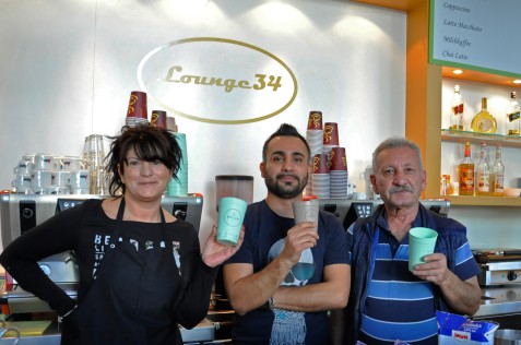 Die MitarbeiterInnen der Lounge 34 freuen sich darauf, Kaffee und Co. für alle Gäste ab jetzt in den bunten Recup-Bechern auszuschenken (Foto: Ariane Köhler)