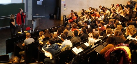 Zu den Orientation Days an der HM war der Hörsaal im Roten Würfel trotz Semesterferien gut gefüllt (Foto: Sarah Hofmann)