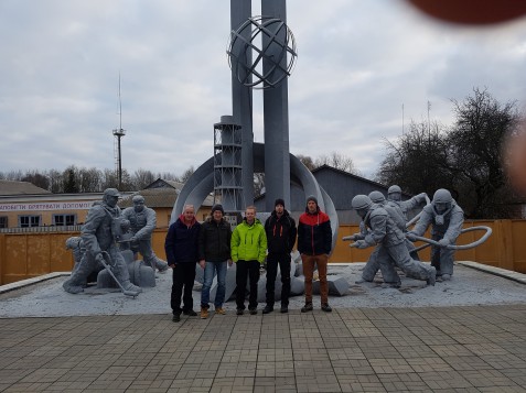 V.l.n.r.: Prof.Dr. Karl Siebold, Prof. Dr. Peter Krzystek, B.Sc. Niclas Purger , M.Sc. Benjamin Bachmaier, M.Sc. Sebastian Briechle vor dem Denkmal der Liquididatoren in Tschernobyl (Foto: Niclas Purger)
