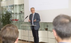 Prof. Dr. Manfred Prenzel beim Vortrag im Oskar-von-Miller-Saal (Foto: Sandra Solveig Sommerkamp)