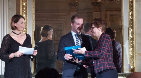 Dennis Kock erhält seinen Award. (Foto: Prof. Dr. Christian Münker)