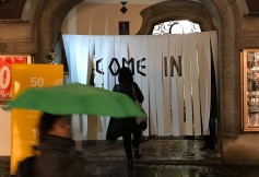 Eindeutige Botschaft: die Installation „Come in“ am Eingang (Bild: Projektteam Teil:Zeit:Büro)