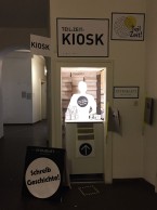 Geschichte schreiben – am Kiosk entsteht die Teil:Zeit:Ung (Bild: Projektteam Teil:Zeit:Büro)