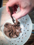 Die Treberpasta besteht aus Rückständen des Malzes, die bei der Bierherstellung entstehen (Foto: Studio Misto) Die Treberpasta besteht aus Rückständen des Malzes, die bei der Bierherstellung entstehen (Foto: Studio Misto)