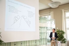 Die Verwaltungsdirektoren berichteten über konkrete Maßnahmen rund um die Digitalisierung der Schweizer Fachhochschulen (Foto: Sandra Sommerkamp) Die Verwaltungsdirektoren berichteten über konkrete Maßnahmen rund um die Digitalisierung der Schweizer Fachhochschulen (Foto: Sandra Sommerkamp)