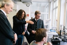 Prof. Dr. Hauke Clausen-Schaumann und Doktorand Bastian Hartmann zeigen Präsident Prof. Dr. Martin Leitner und Wissenschaftsstaatssekretär Bernd Sibler die Fortschritte von CANTER (Bild: Marco Gierschewski) Prof. Dr. Hauke Clausen-Schaumann und Doktorand Bastian Hartmann zeigen Präsident Prof. Dr. Martin Leitner und Wissenschaftsstaatssekretär Bernd Sibler die Fortschritte von CANTER (Bild: Marco Gierschewski)