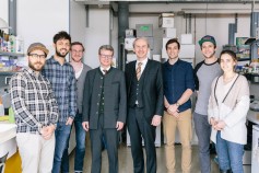 Wissenschaftsstaatssekretär Bernd Sibler mit Präsident Prof. Dr. Martin Leitner (Mitte) mit den PromovendInnen (v.l.n.r.): Benedikt Kaufmann, Lutz Fleischhauer, Bastian Hartmann, Sascha Schwarz, Jakob Schmid und Stefanie Kinderlen (Bild: Marco Gierschewski) Wissenschaftsstaatssekretär Bernd Sibler mit Präsident Prof. Dr. Martin Leitner (Mitte) mit den PromovendInnen (v.l.n.r.): Benedikt Kaufmann, Lutz Fleischhauer, Bastian Hartmann, Sascha Schwarz, Jakob Schmid und Stefanie Kinderlen (Bild: Marco Gierschewski)