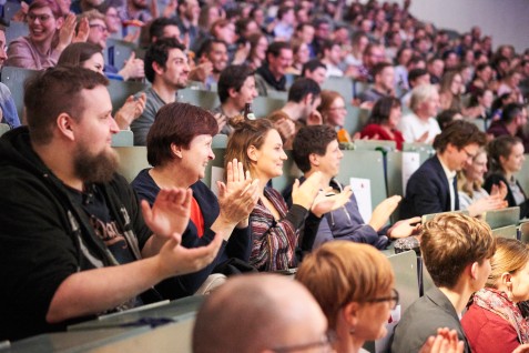Nicht nur die Slammer, auch das Publikum selbst hätte Applaus für die gute Laune verdient, die es im Saal verbreitete (Foto: Julia Bergmeister)