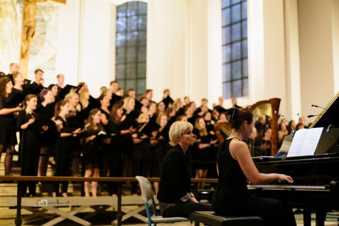 Die Münchner Pianistin Susanna Klovsky begleitete die brahm`schen Chorgesänge der HM am Piano (Foto: Marco Gierschweski)
