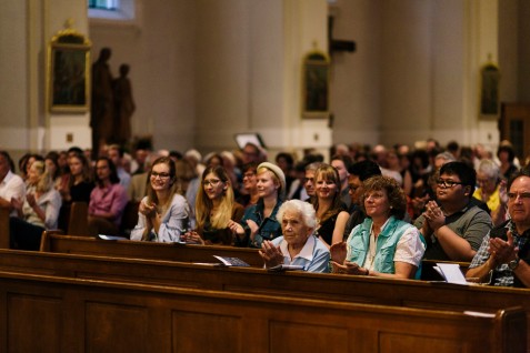 Applaus aus allen Reihen für die Musikerinnen und Musiker der Hochschule München (Foto: Marco Gierschweski)
