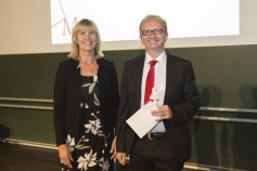 Vizepräsidentin Prof. Dr. Sonja Munz mit Preisträger Prof. Dr. Rainer Schmidt von der Fakultät für Informatik und Mathematik (Foto: Sandra Sommerkamp)