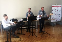 Musikalisches Rahmenprogramm von Cal-Poly-Student Wyatt Boyd und seinen Bandkollegen (Foto: Amelie Bauer, International Office) Musikalisches Rahmenprogramm von Cal-Poly-Student Wyatt Boyd und seinen Bandkollegen (Foto: Amelie Bauer, International Office)
