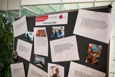 Die Testimonial Wall mit Berichten und Fotos von Cal Poly-HM-Alumni (Foto: Patrick Mayr)