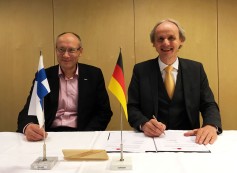 TAMK-Präsident Markku Lahtinen und HM-Präsident Martin Leitner unterzeichnen Abkommen zur Erneuerung der Strategischen Partnerschaft TAMK-Präsident Markku Lahtinen und HM-Präsident Martin Leitner unterzeichnen Abkommen zur Erneuerung der Strategischen Partnerschaft