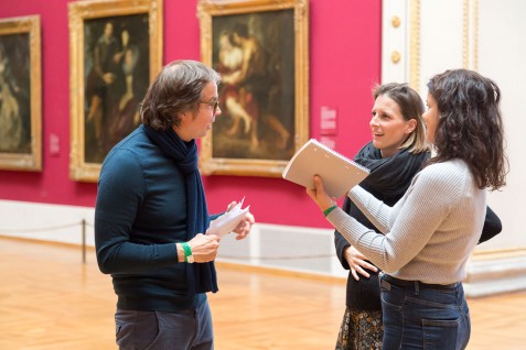 Prof. Dr. Andreas de Bruin in der Nachbesprechung mit den Teilnehmerinnen beim Workshop in der Alten Pinakothek in München (Foto: Sandra Sommerkamp)
