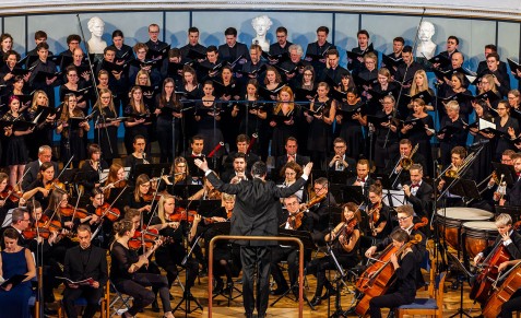 Stimmen im Widerstreit in Friedrich Kiels 'Stern von Bethlehem': Prof. Matthias Stoffels dirigiert Chor und Orchester der HM (Foto: Johanna Weber)