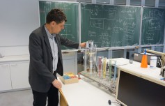 Prof. Dr. Antti Perttula mit einem Water-Level-Controlling-System (Foto: Mirja Fürst)