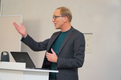 Prof. Dr. Klaus Kreulich, Vizepräsident der Hochschule München, schloss die Veranstaltung mit Worten zur Nachhaltigkeit an der Hochschule (Foto: Prof. Dr. Lars Brehm) Prof. Dr. Klaus Kreulich, Vizepräsident der Hochschule München, schloss die Veranstaltung mit Worten zur Nachhaltigkeit an der Hochschule (Foto: Prof. Dr. Lars Brehm)