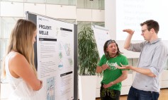 Studierende und Surfer im Gespräch über das Konzept der Welle am Tucherpark (Foto: Johanna Weber)