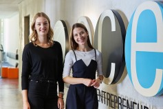 Michaela Stauch (li.) und Valeriya Velichko (re.) haben den MOOC absolviert und studieren jetzt den Master Master 'Entrepreneurship and Digitale Transformation' Michaela Stauch (li.) und Valeriya Velichko (re.) haben den MOOC absolviert und studieren jetzt den Master Master 'Entrepreneurship and Digitale Transformation'