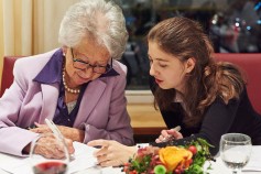 Anna Zeller entdeckte mit den Seniorinnen mehr Gemeinsamkeiten als gedacht (Foto: Mike Krüger)