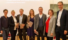 Prof. Dr. Elke Wolf (HM), Felicitas Birkner (Fujitsu), Frank Rohde (Adobe), Pia Isabel Pleines-Müller (pwc), Werner Albrecht (SWM), Henrike von Platen (Fair Pay Innovation Lab), Prof. Dr. Thomas Stumpp (Vizepräsident HM) (Foto: Sandra Sommerkamp) Prof. Dr. Elke Wolf (HM), Felicitas Birkner (Fujitsu), Frank Rohde (Adobe), Pia Isabel Pleines-Müller (pwc), Werner Albrecht (SWM), Henrike von Platen (Fair Pay Innovation Lab), Prof. Dr. Thomas Stumpp (Vizepräsident HM) (Foto: Sandra Sommerkamp)