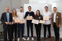 Mit ihrem Konzept „InnoLeakDetect“ für das Aufspüren von Lecks in Druckluftleitungen gewann das Studierendenteam einen Apfelbaum: Prof. Dr. Holger Günzel (li.), Hochschulratsvorsitzender Dr. Carlos J. Jiménez Härtel (re.) (Foto: Lars Brehm) Mit ihrem Konzept „InnoLeakDetect“ für das Aufspüren von Lecks in Druckluftleitungen gewann das Studierendenteam einen Apfelbaum: Prof. Dr. Holger Günzel (li.), Hochschulratsvorsitzender Dr. Carlos J. Jiménez Härtel (re.) (Foto: Lars Brehm)