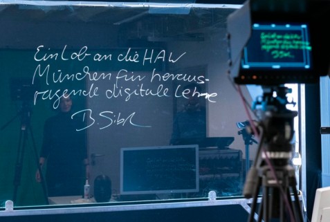 Staatsminister Bernd Sibler hinterließ der HM im Lightboard Studio eine Nachricht (Foto: Johannes Lesser)