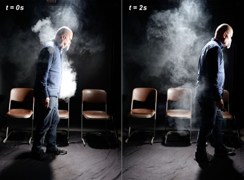 Aerosolausbreitung beim Husten. Die Versuchsperson geht durch den Raum und hustet dabei mehrmals (Foto: Christian Schwarzbauer)