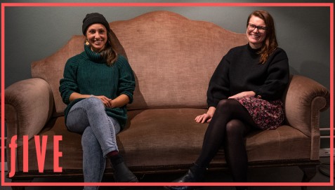 Lisa Duscherer (re.) ist Gast der ersten Ausgabe des fIVE-Podcasts, den Franziska Mattner (li.) hostet (Foto: Daniel Fürg)