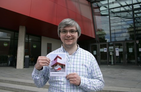 Christian Auer freut sich auf die Stadtrundfahrt mit dem Bulli (Foto: Waltraud Auer)