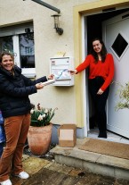 Coronakonforme Preisübergabe: Die glückliche Gewinnerin des „Professor-to-go“-Gewinnspiels (Foto: Fakultät für Betriebswirtschaft)
