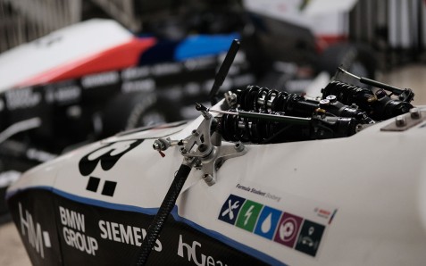 Im autonomen Fahrzeug befinden sich nun sechs eigenentwickelte Kameramodule (Foto: municHMotorsport)