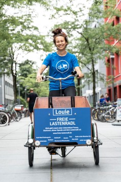 Gründerin Maleen Maack fährt das Lastenrad 'Louie' (Foto: Johanna Weber)