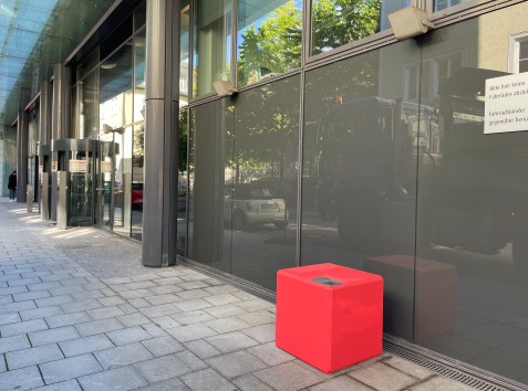 Der Architekt und Absolvent der HM-Vorgängerin, der Staatsbauschule, Peter Lanz entwarf nicht nur die Hauptverwaltung der Allianz in der Kaulbachstrasse, sondern auch die blauen Bushäuschen der MVG (Foto: Christiane Taddigs-Hirsch)