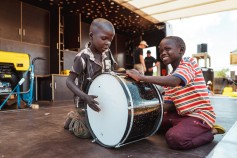 Ausprobieren erwünscht: oft der erste Kontakt zu Musikinstrumenten für Kinder aus BidiBidi (Foto: Geoffroy Schied, Music Connects e.V.) Ausprobieren erwünscht: oft der erste Kontakt zu Musikinstrumenten für Kinder aus BidiBidi (Foto: Geoffroy Schied, Music Connects e.V.)