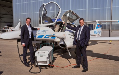 Bayerns Wissenschaftsminister Markus Blume und Ministerpräsident Dr. Markus Söder sehen sich ein Forschungsflugzeug an (Foto: Fabian Vogl)