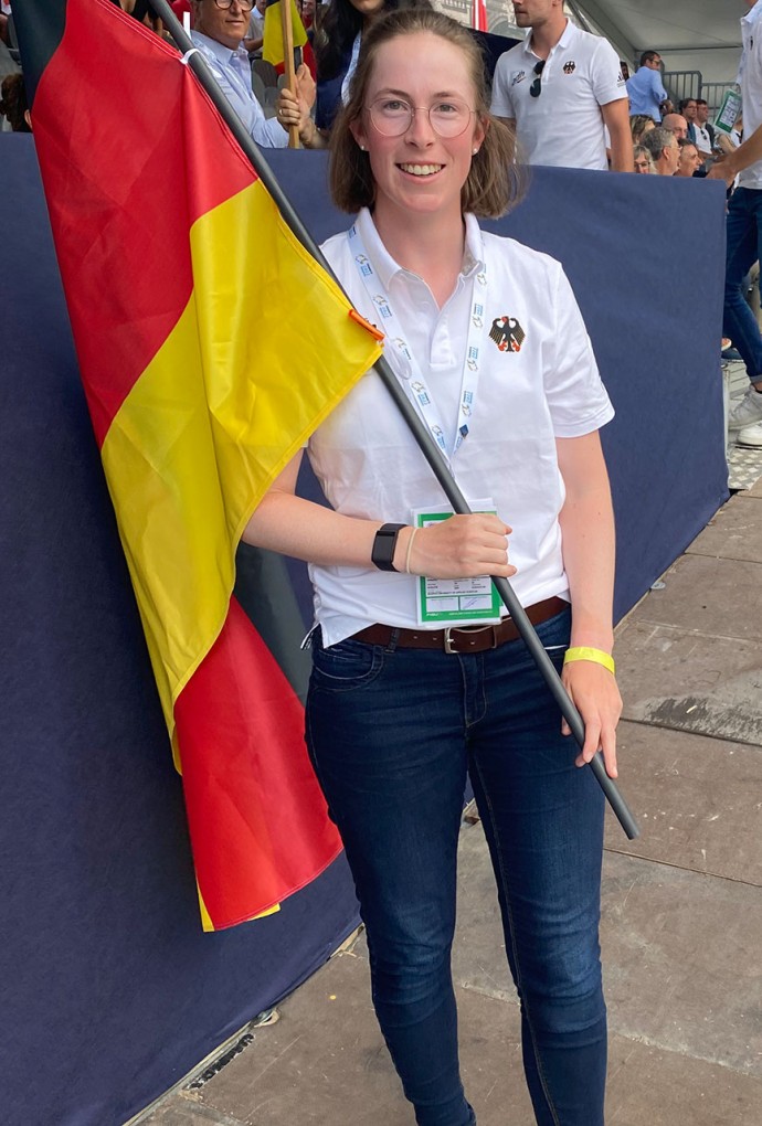 HM-Studentin hält deutsche Flagge beim Golfturnier (Foto: privat) HM-Studentin hält deutsche Flagge beim Golfturnier