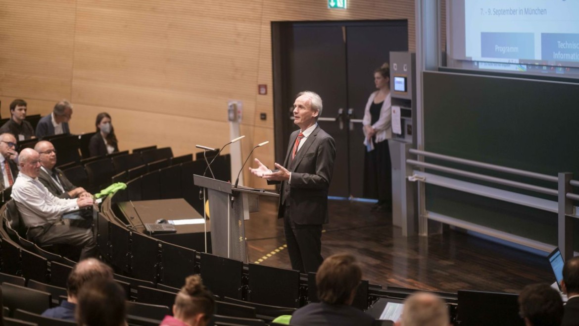 Präsident Prof. Dr. Martin Leitner spricht Grußwort vor Teilnehmenden des Suchtkongresses 2022 in Hörsall an der Hochschule München