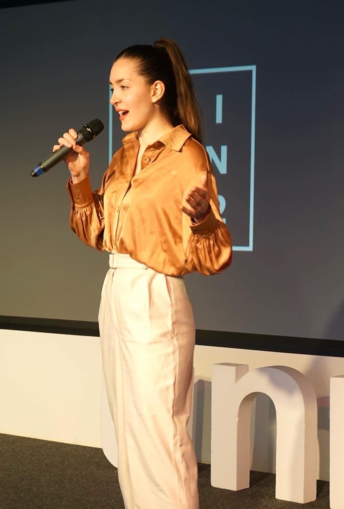 Miriam Janke, Gründerin des Start-ups Trilleco, spricht auf einer Veranstaltung