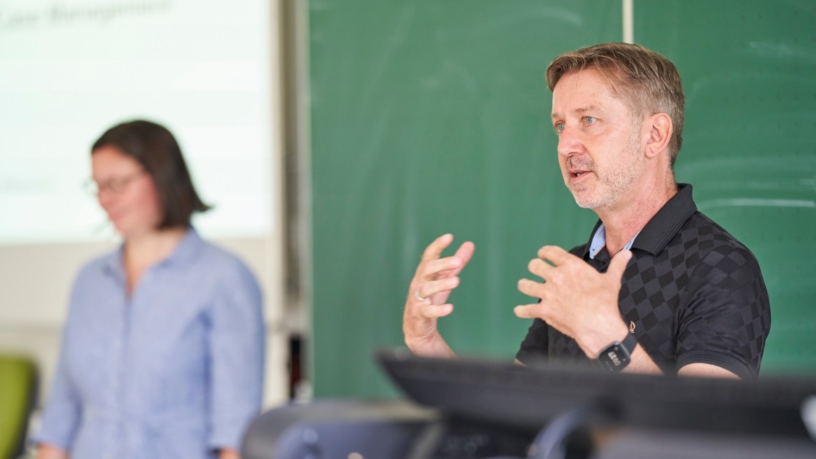 Prof. Dr. Markus Witzmann hält eine Vorlesung 