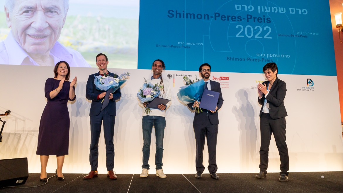 Preisverleihung Shimon-Peres-Preis durch Annalena Baerbock auf der Bühne (Foto: DIZF/Eyal Granith) Shimon-Peres-Preis 2022