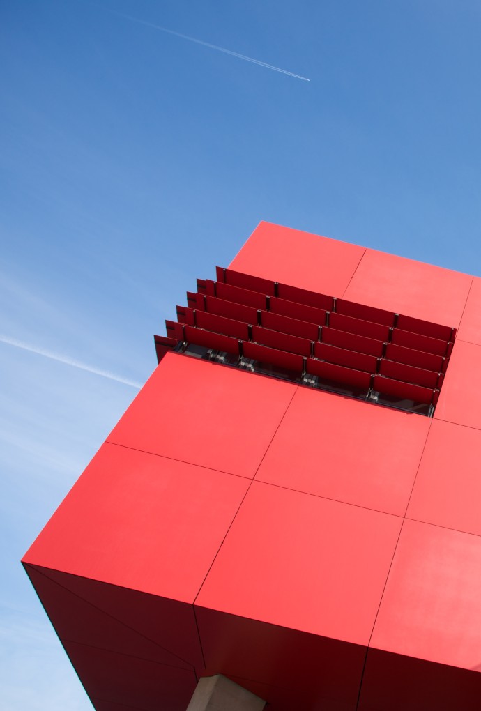 Roter Würfel, R-Bau (Foto: Julia Bergmeister) Gebäude roter Würfel der Hochschule München