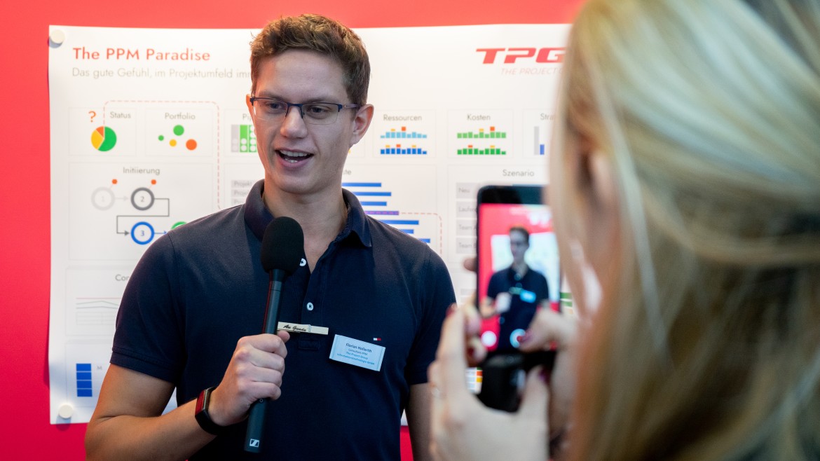 HM-Absolvent Florian Kollerith am Messestand