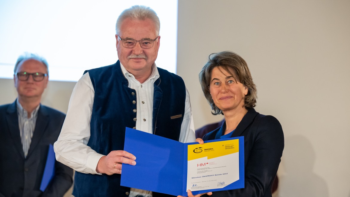 Übergabe Urkunde ÖKOPROFIT ( Foto: Sebastian Widmann) Übergabe Urkunde ÖKOPROFIT