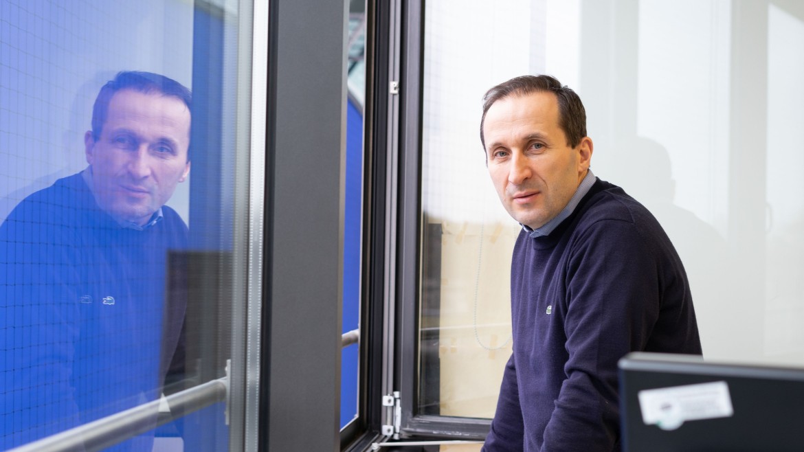 Eshref Januzaj ist erster Postdoc im Tandem-Programm der Hochschule München (Foto: Mark Pfeiffer) Eshref Januzaj ist erster Postdoc im Tandem-Programm der Hochschule München